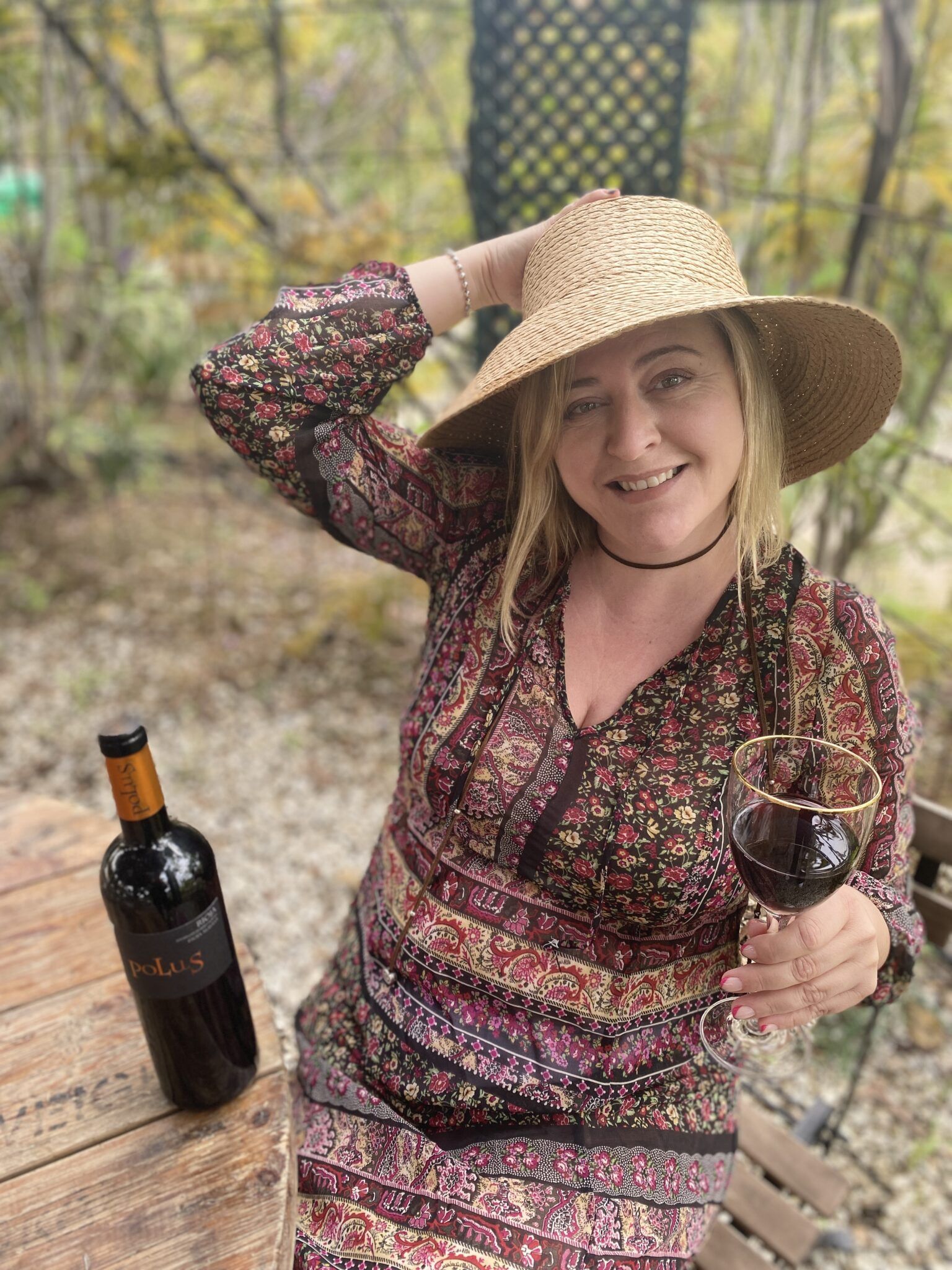 Bárbara Martínez Blanco con una copa de vino